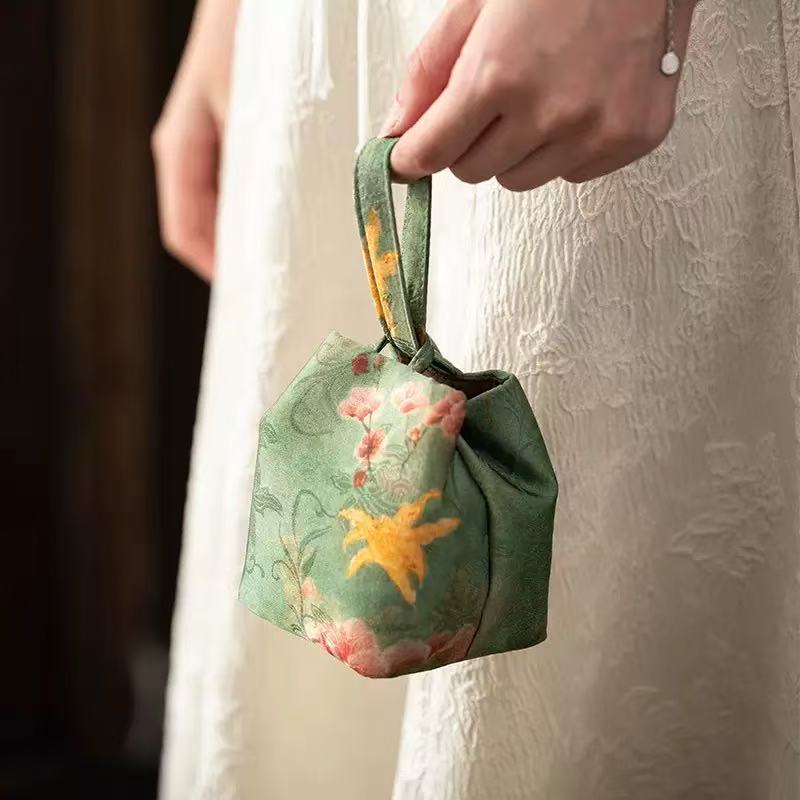 琳LING™ Xiangyunsha Silk Pouch